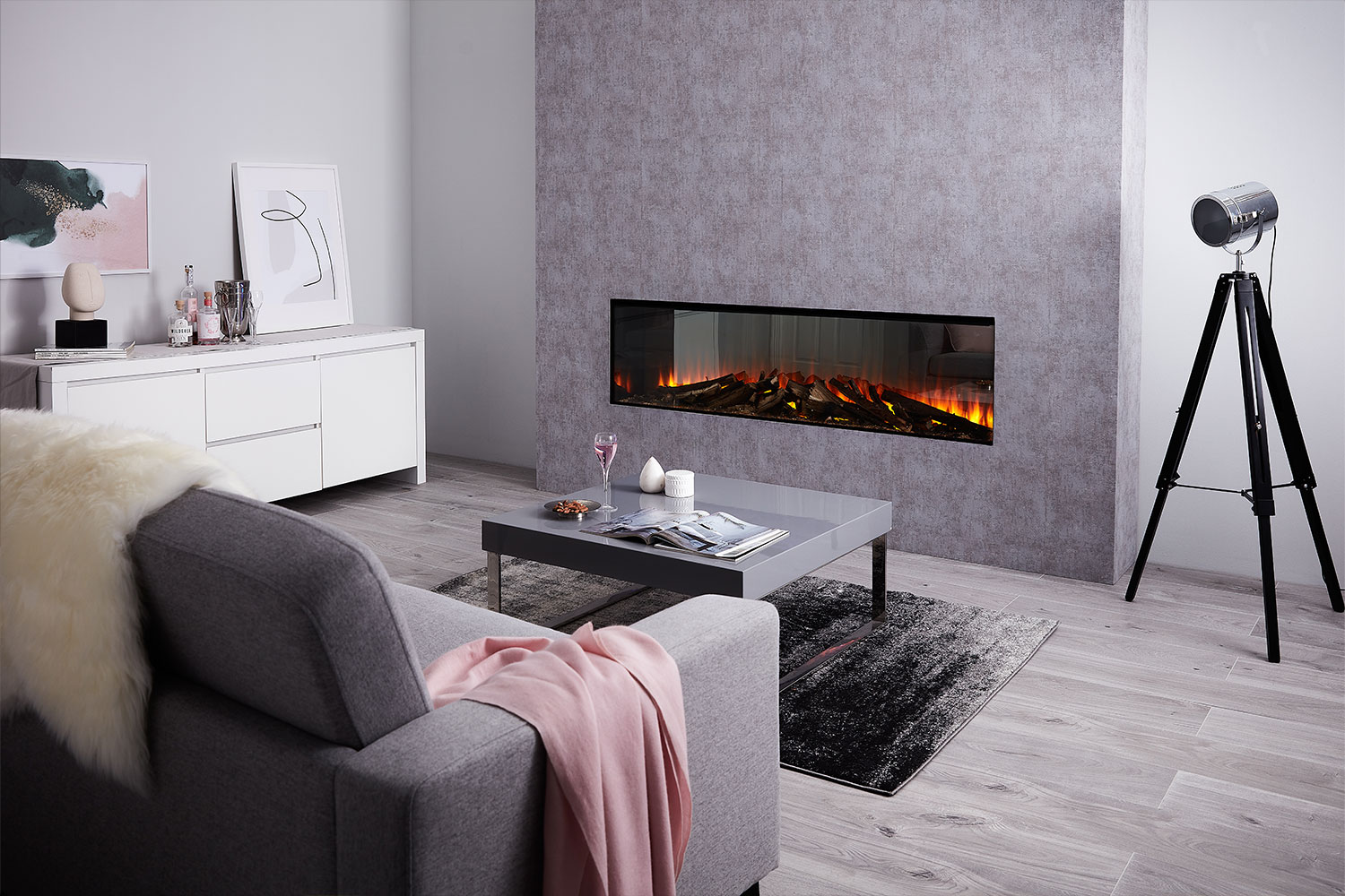 Широкий электрокамин New Forest 1600 Deluxe Real Logs в гостиной